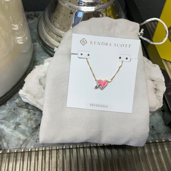 Kendra Scott Ari Heart Arrow Gold Short Pendant in Pink Opalescent Resin - Picture 4 of 4
